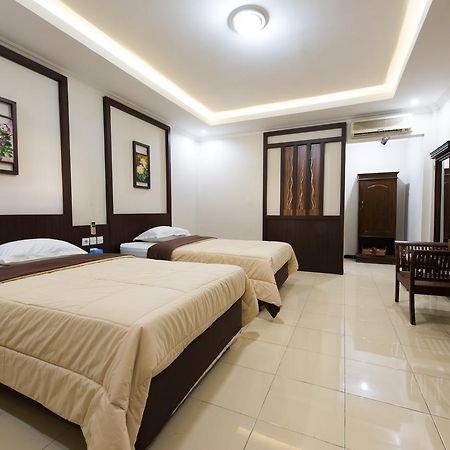 Hotel Wisma Djaja Syariah Bojonegoro Exteriör bild