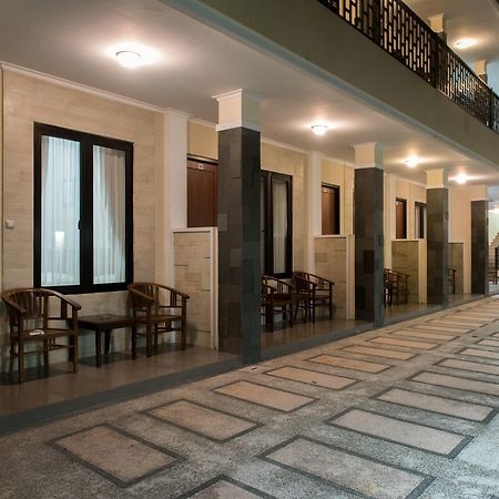 Hotel Wisma Djaja Syariah Bojonegoro Exteriör bild