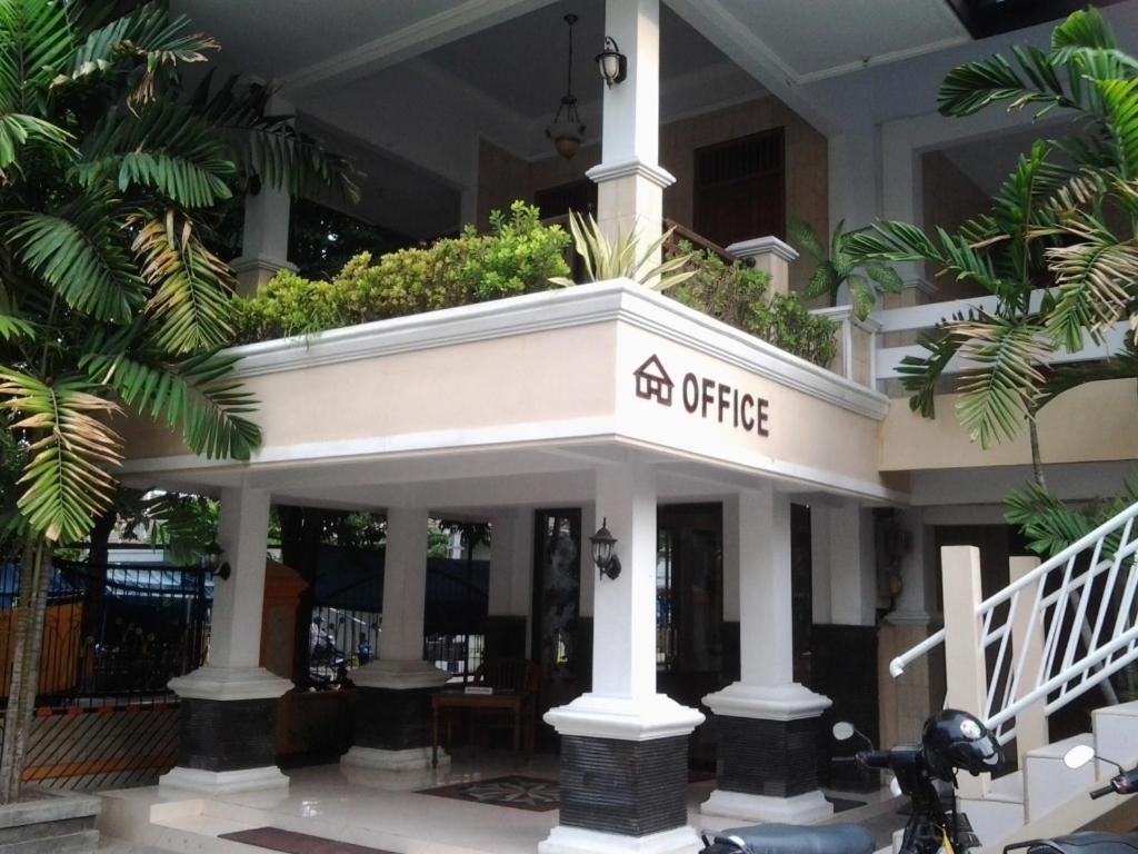 Hotel Wisma Djaja Syariah Bojonegoro Exteriör bild