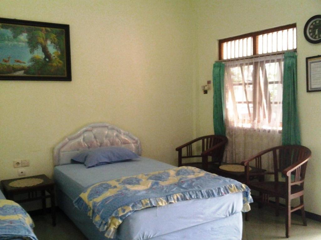 Hotel Wisma Djaja Syariah Bojonegoro Rum bild