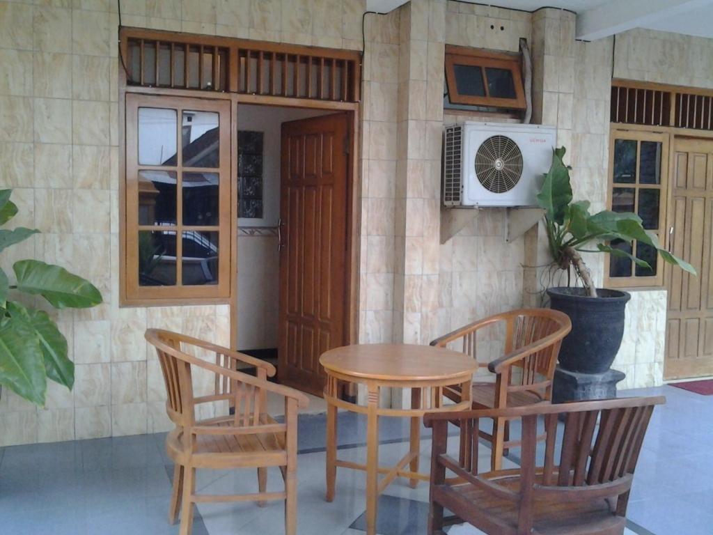 Hotel Wisma Djaja Syariah Bojonegoro Rum bild