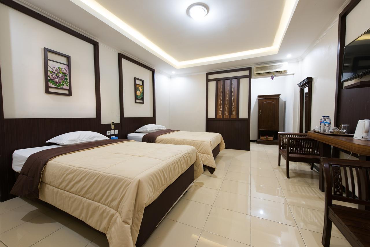 Hotel Wisma Djaja Syariah Bojonegoro Exteriör bild