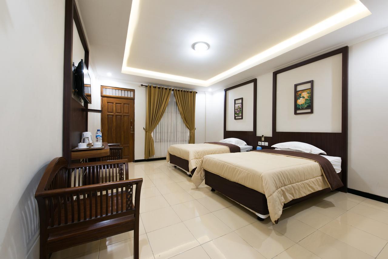 Hotel Wisma Djaja Syariah Bojonegoro Exteriör bild