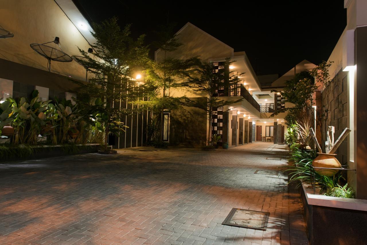 Hotel Wisma Djaja Syariah Bojonegoro Exteriör bild