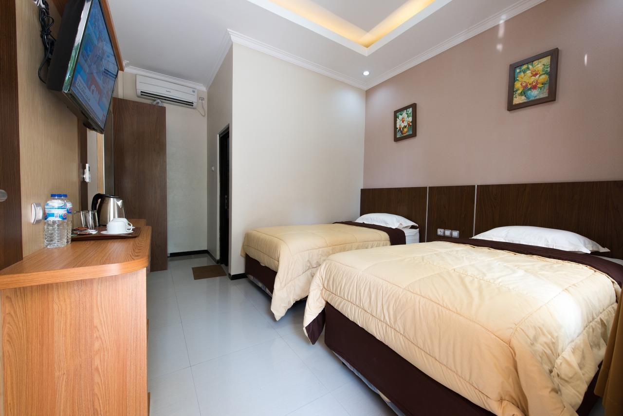 Hotel Wisma Djaja Syariah Bojonegoro Exteriör bild