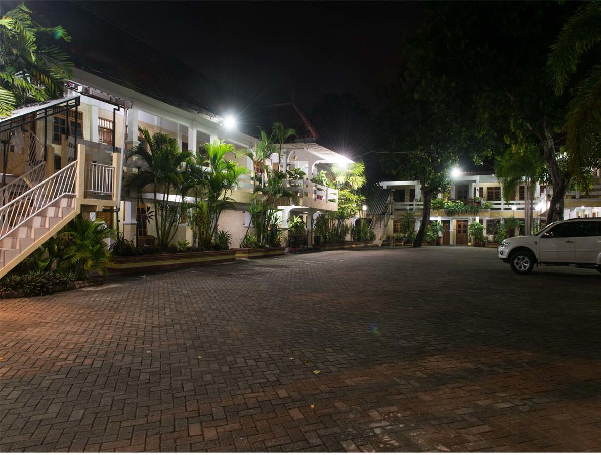 Hotel Wisma Djaja Syariah Bojonegoro Exteriör bild