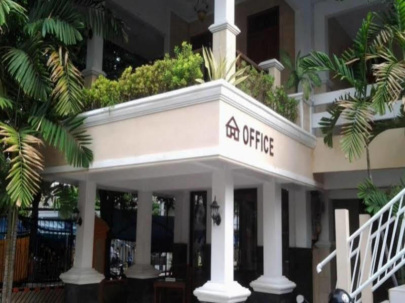 Hotel Wisma Djaja Syariah Bojonegoro Exteriör bild