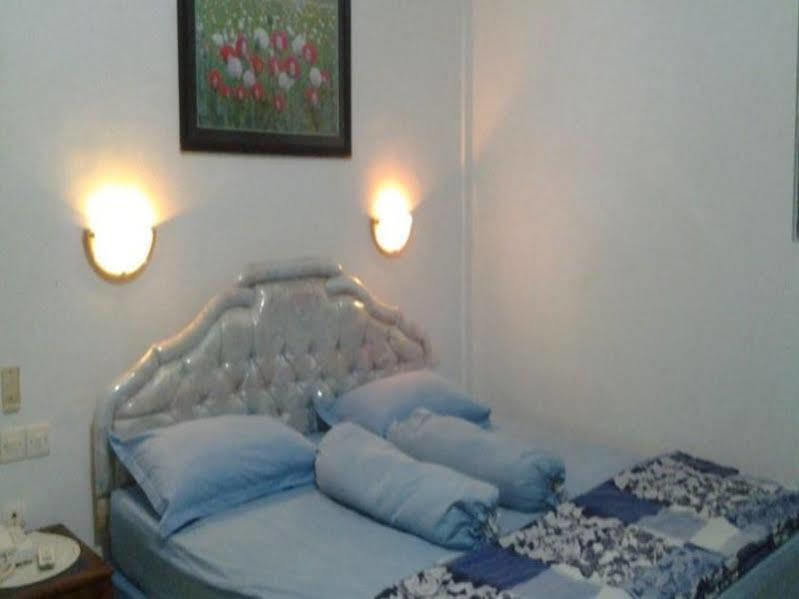Hotel Wisma Djaja Syariah Bojonegoro Exteriör bild